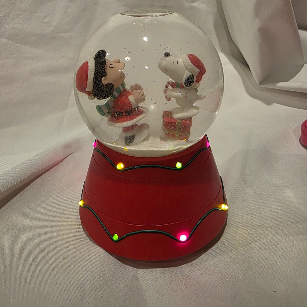 PEANUTS Christmas Snow Globe AAUGH! DOG GERMS I Saw Mommy Kissing Santa Claus - Picture 3 of 8